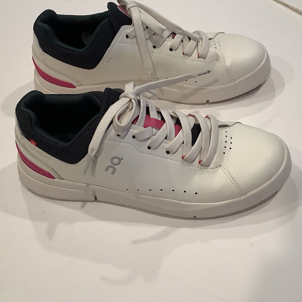 On The Rodger Size 8W Wide Women’s White and Pink   Sneakers with Blue Collar